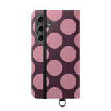 Samsung Galaxy S24 vegane Leder-Geldbörsenhülle – Design mit Pink Plum Polka Dot