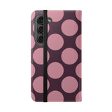 Samsung Galaxy S23 vegane Leder-Geldbörsenhülle – Design mit Pink Plum Polka Dot